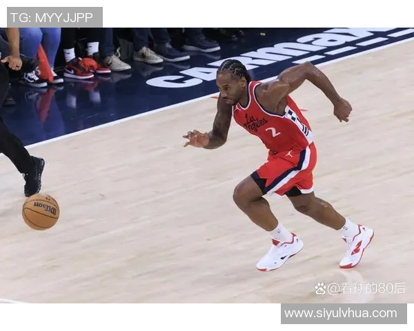 莱昂纳德缺席四场继续休战比尔出战状态成疑引发关注 莱昂纳德缺席四场继续休战比尔出战状态成疑引发关注