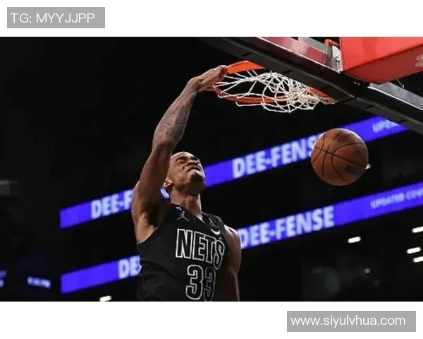 克拉克斯顿表现出色14投8中砍下21分8篮板4助攻2抢断2盖帽