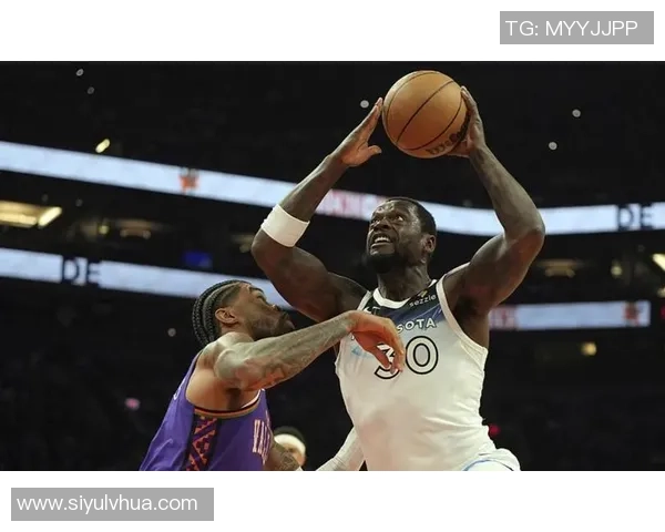 爱德华兹首节火力全开9投6中砍下14分2板3助与东契奇展开激烈对决